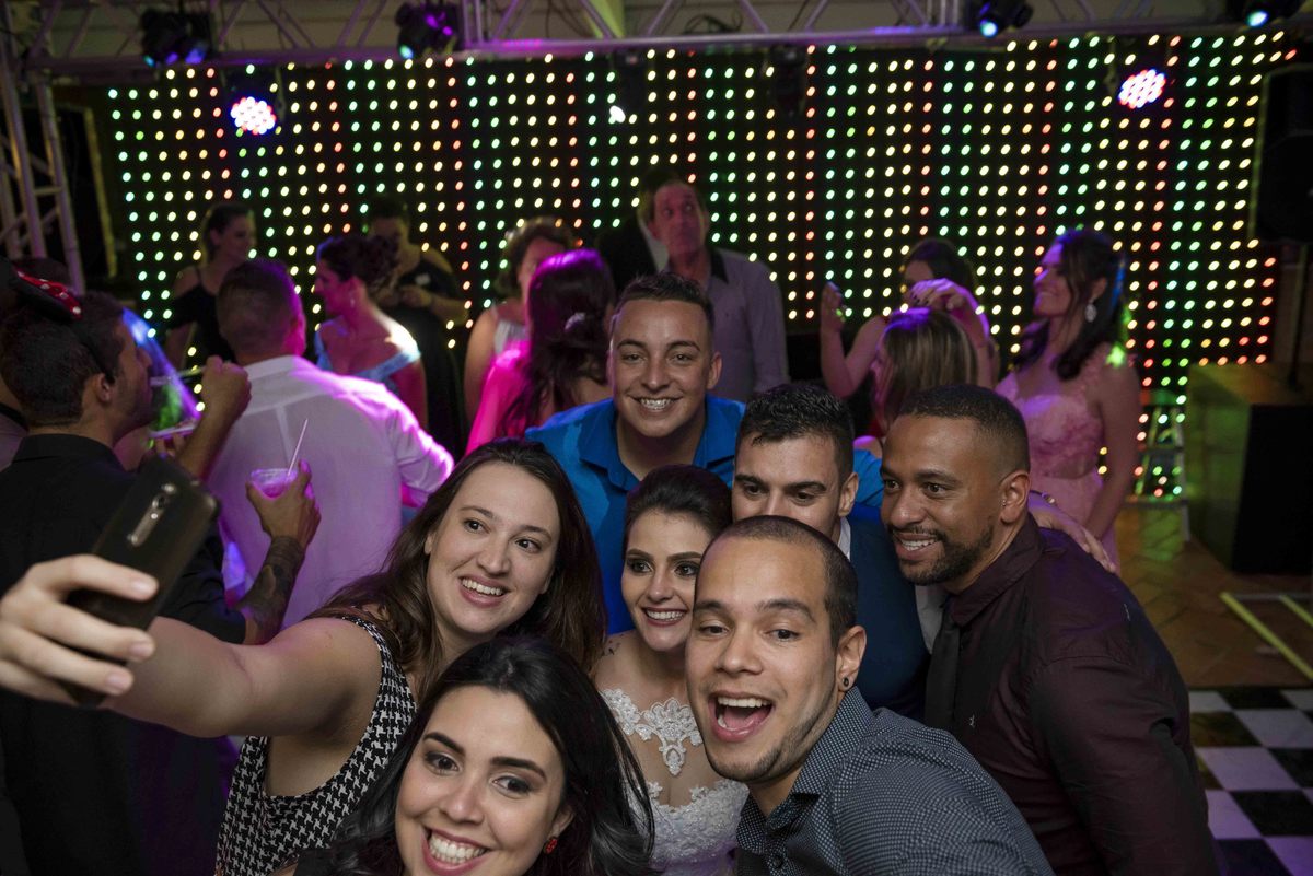 amigos fazendo selfie em festa de casamento
