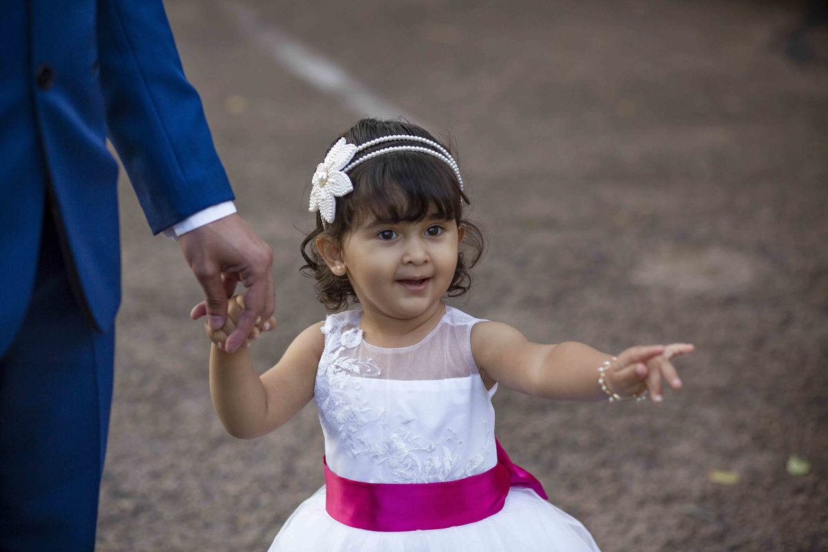 dama de honra sorrindo em chegada ao casamento