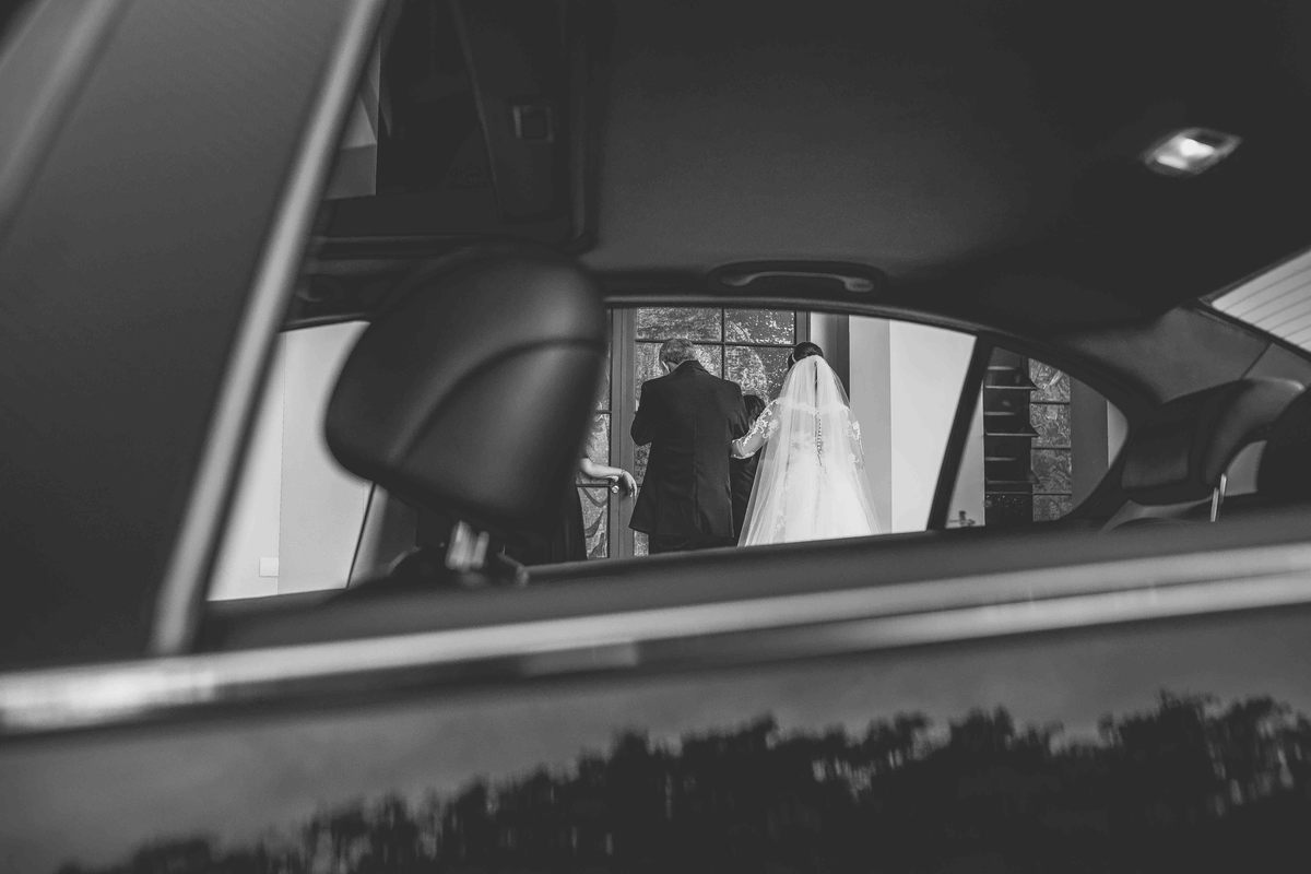 entrada da noiva em igreja ao lado do pai