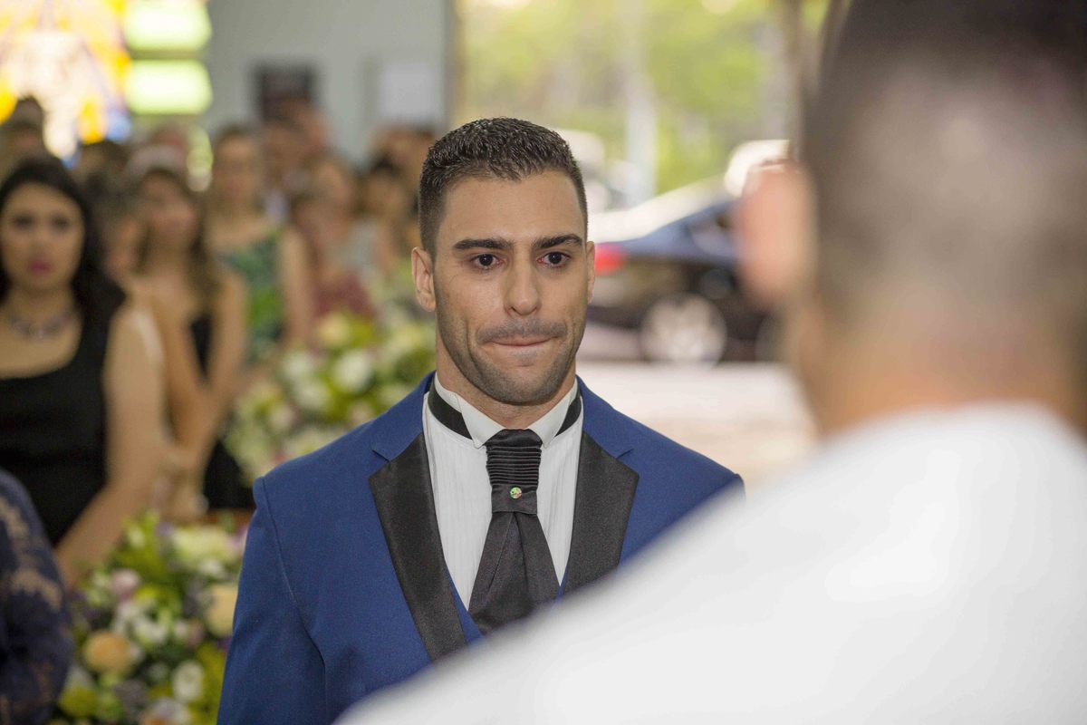 noivo segura as lagrimas de emocao