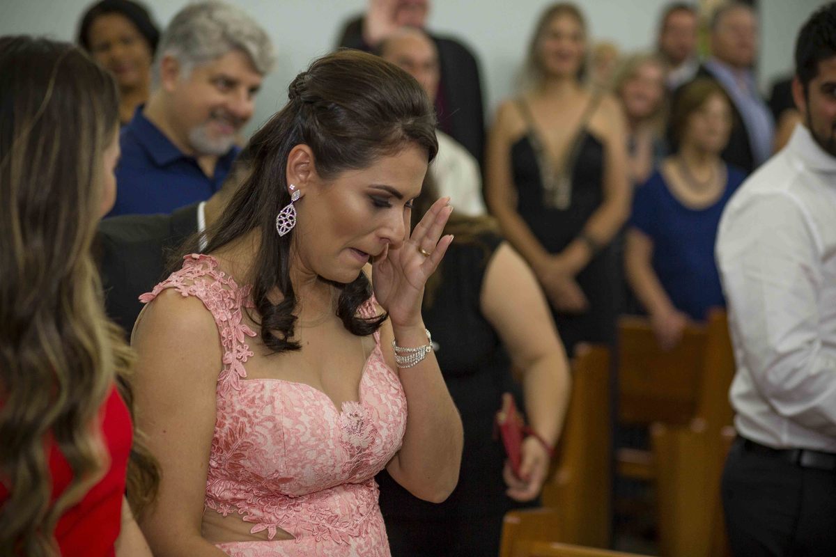 madrinha emocionada durante cerimonia