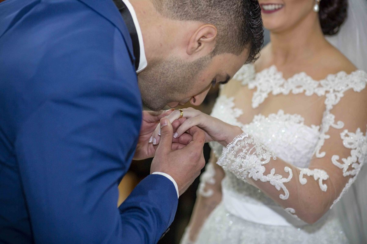 noivo beija a mao da noiva