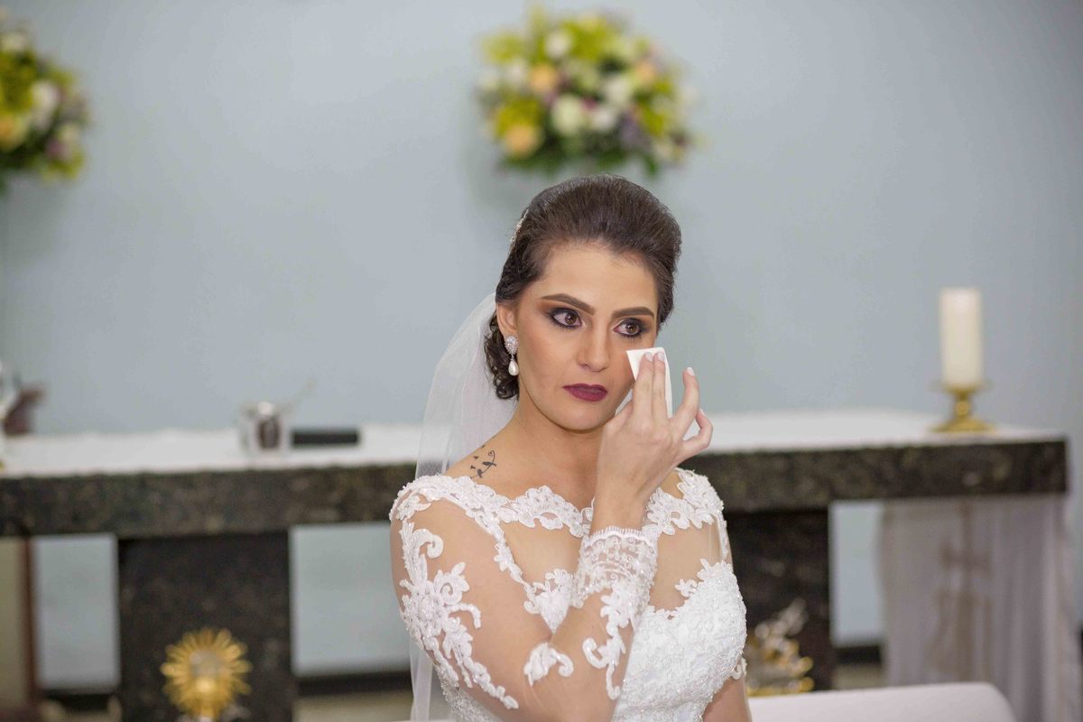 noiva lara enxuga as lagrimas durante casamento