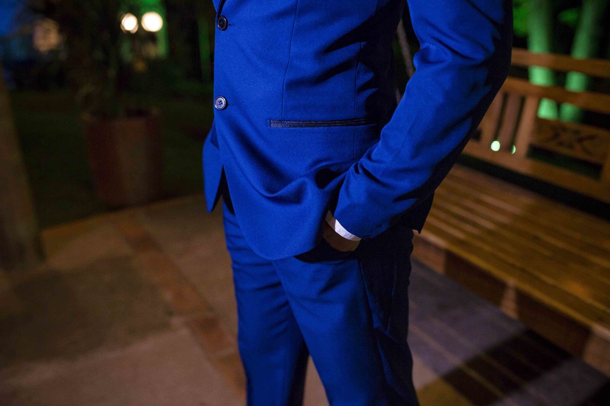 detalhes do terno azul do noivo vinicius