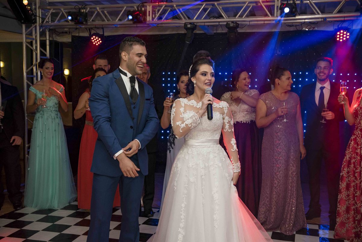 noiva lara fazendo discurso para os convidados