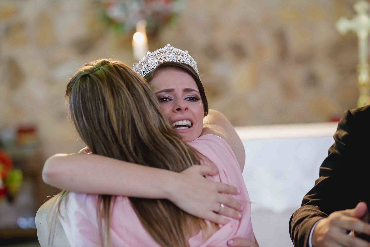 noiva leticia emocionada em cumprimento