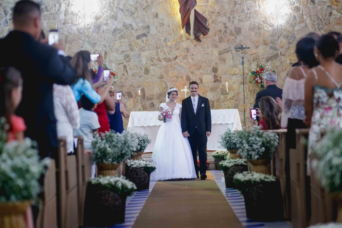 casal de noivos em cerimonia em igreja em cotia sp