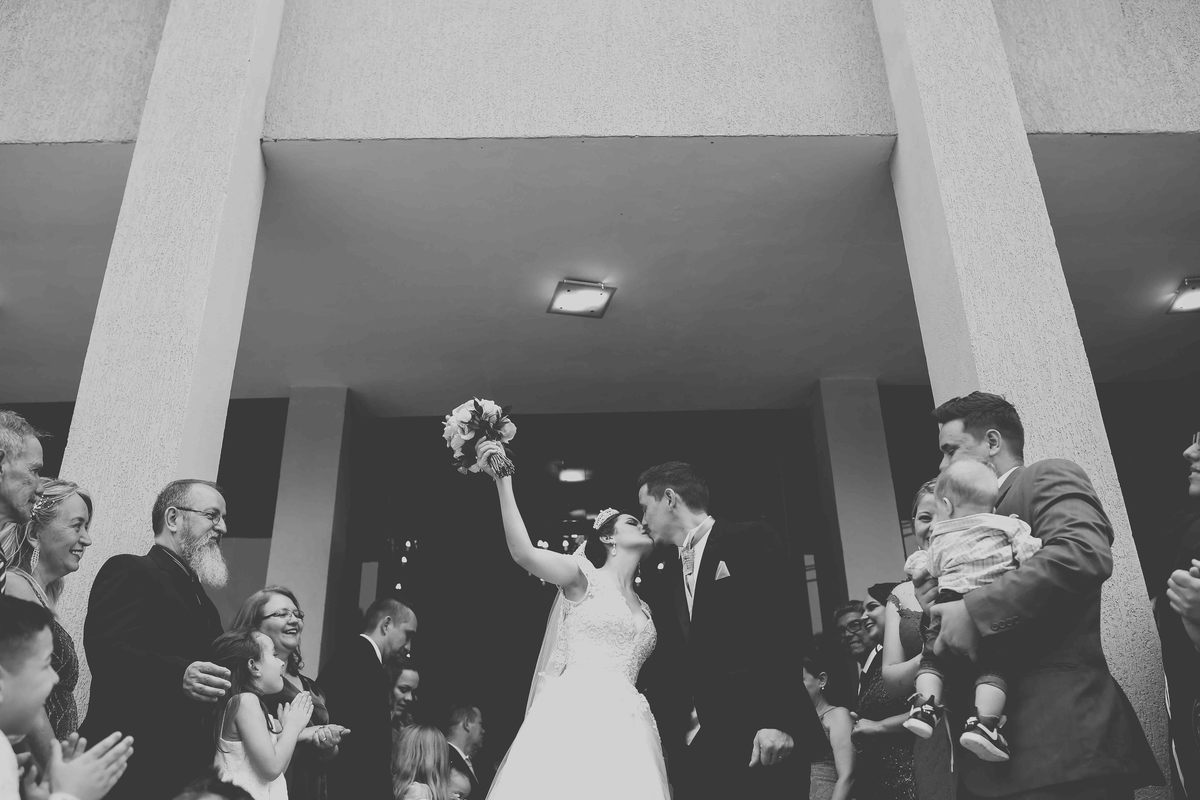 foto preto e branco de casal de noivos em igreja em sp