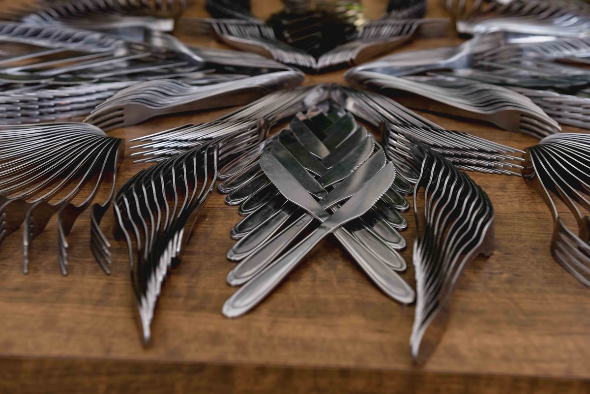 talheres de decoração na mesa