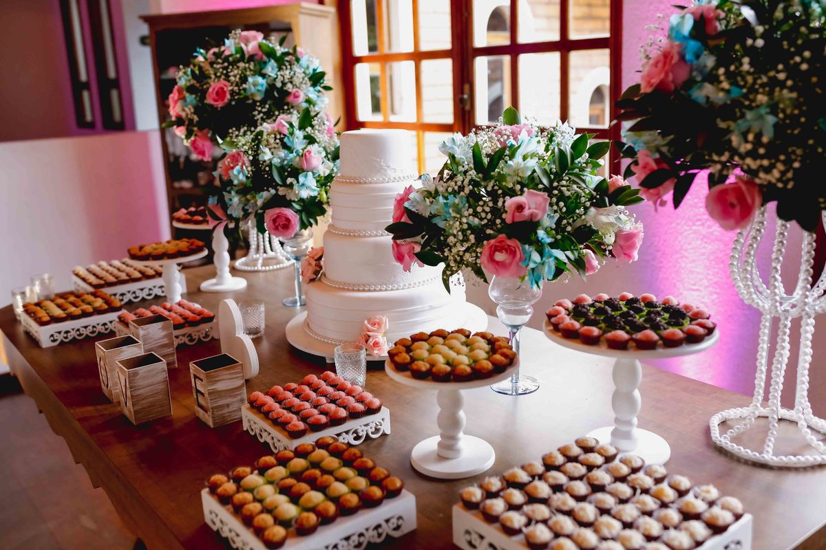 mesa do bolo decorada em casamento