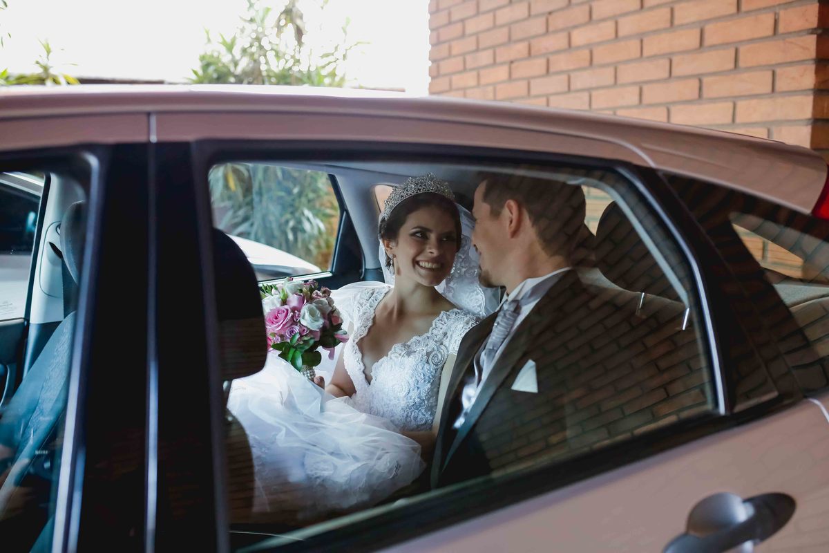 casal de noivos no carro