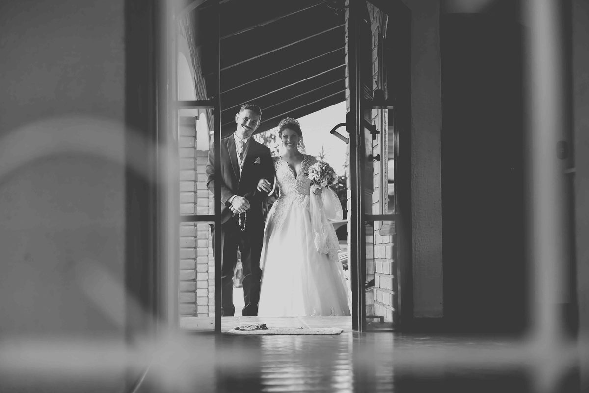 casal em porta em casa acoty foto preto e branco