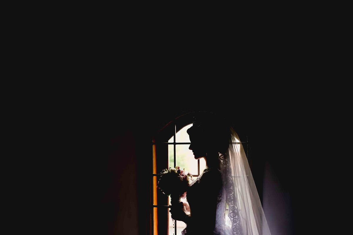 silueta de noiva leticia na janela