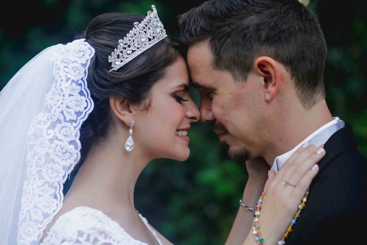 noivos se olham em sessao de fotos