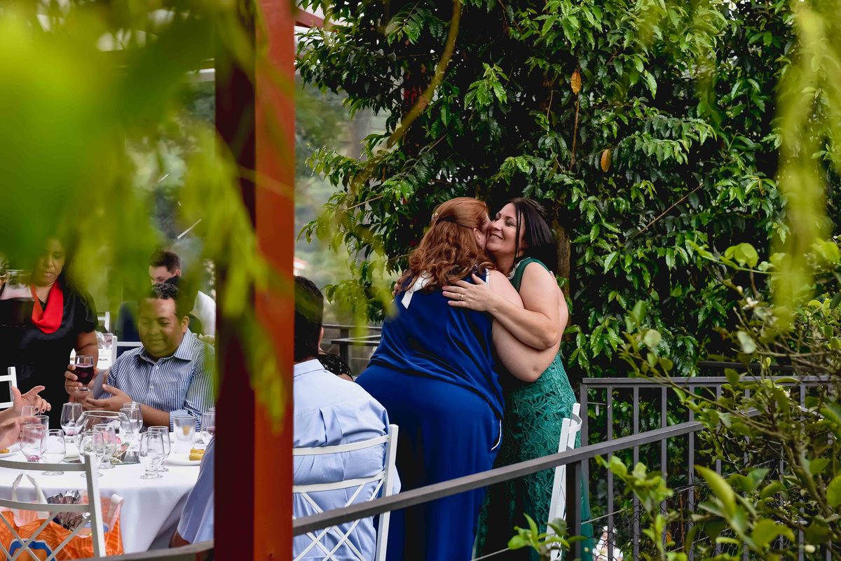 mae da noiva recebe carinho de amiga