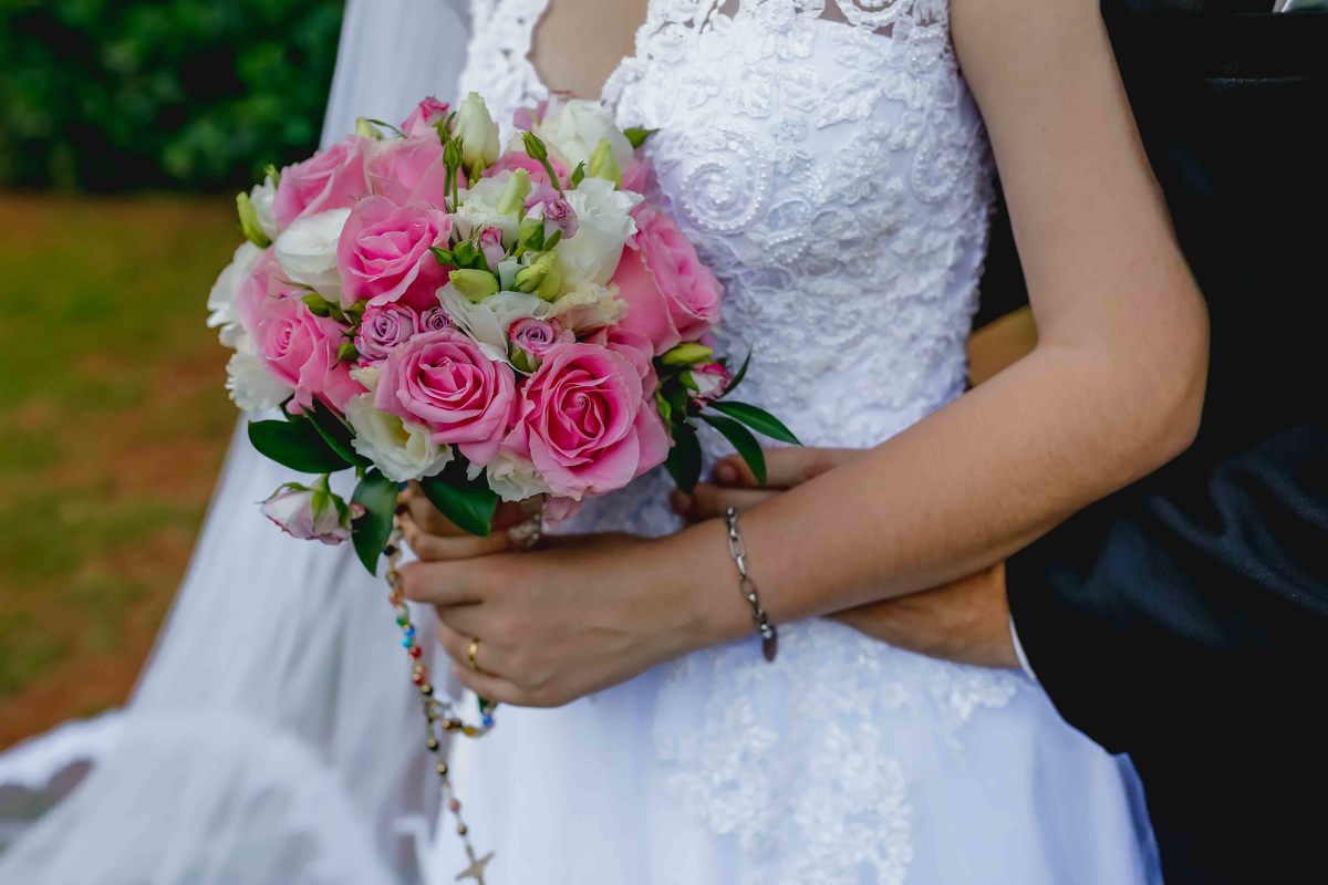 casal segurando o buque