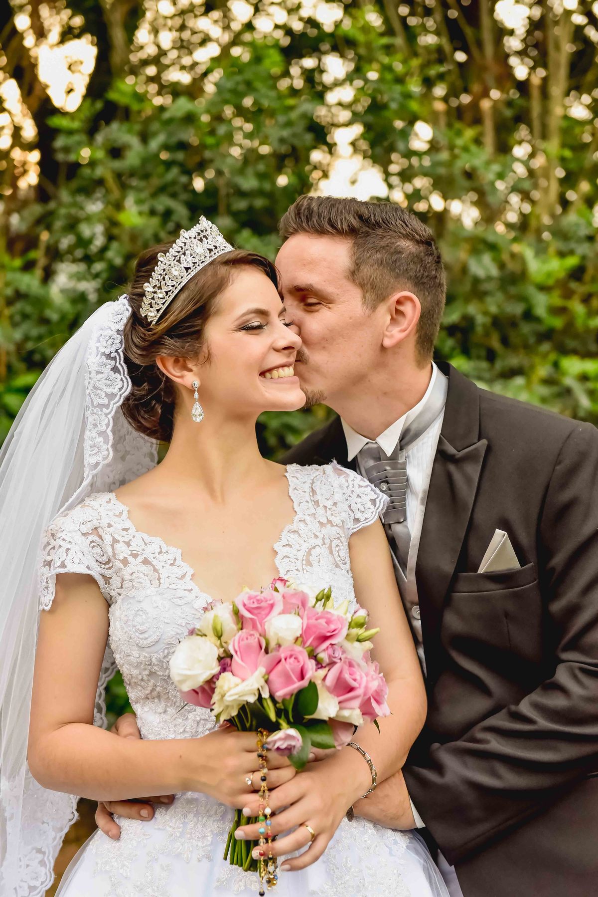 noiva marcus beija o rosto da noiva leticia