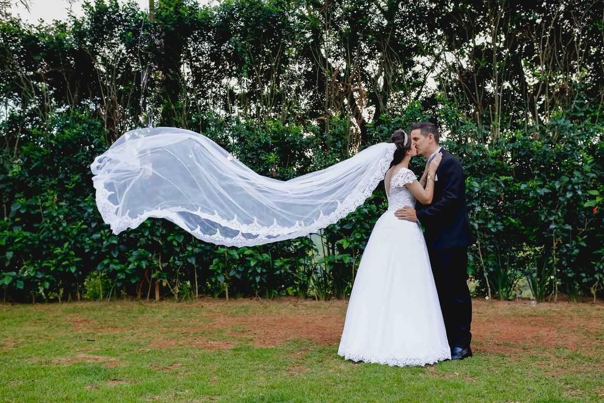 veu voando da noiva em ensaio pos cerimonia