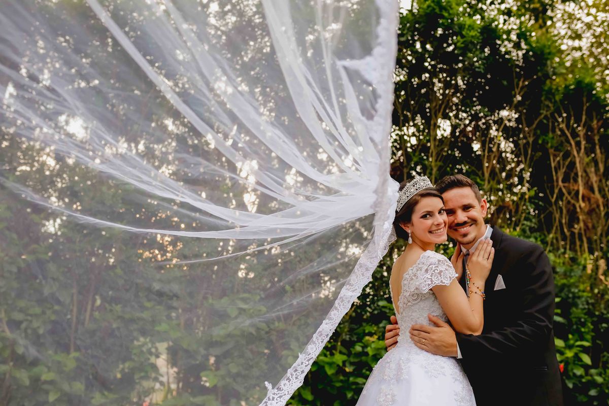 veu voando e casal sorrindo