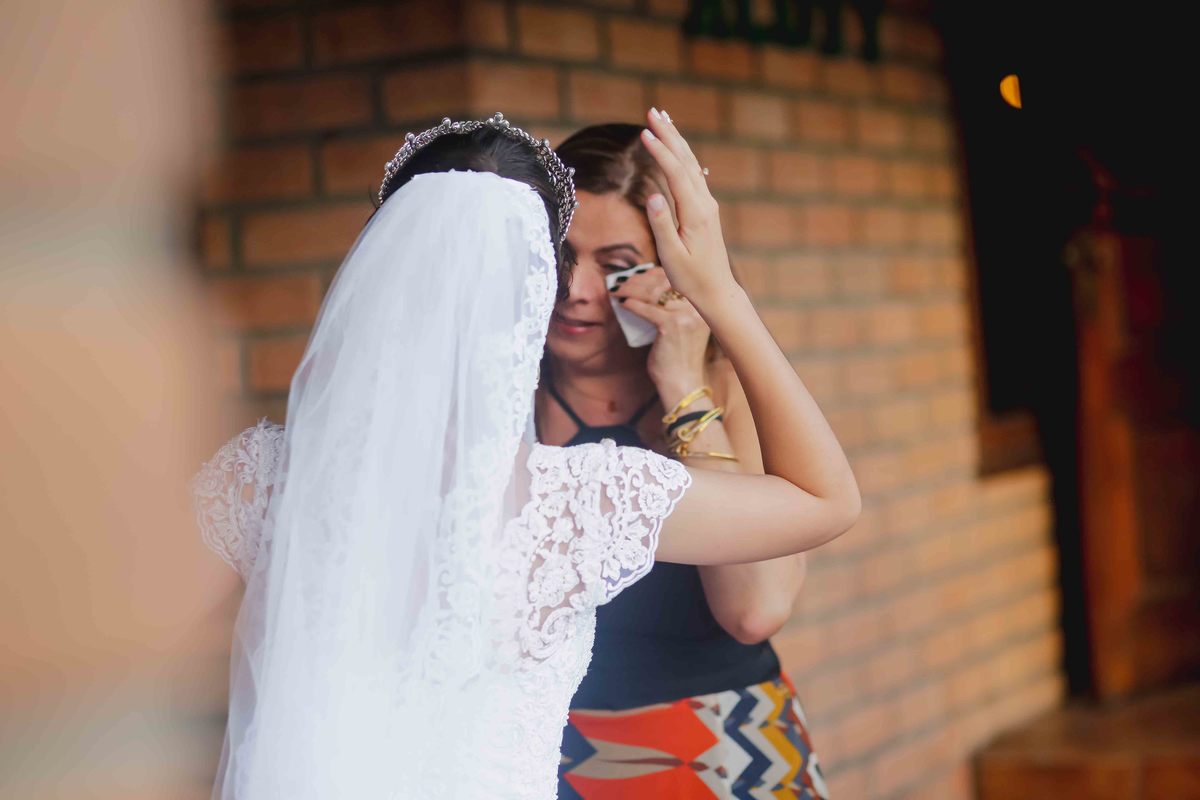 amiga da noiva emocionada