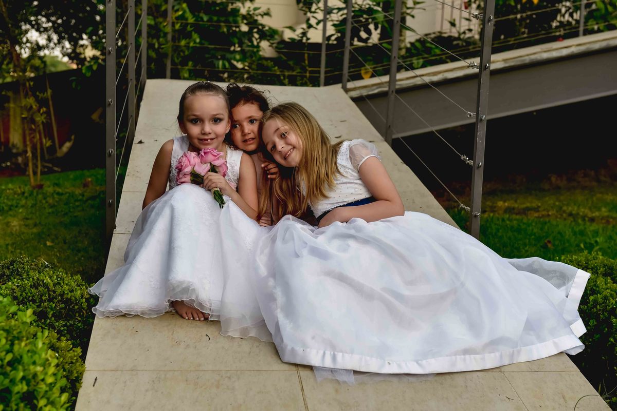 damas de honra sentadas em rampa do deck