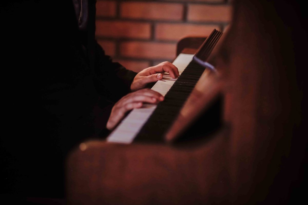 noiva tocando piano