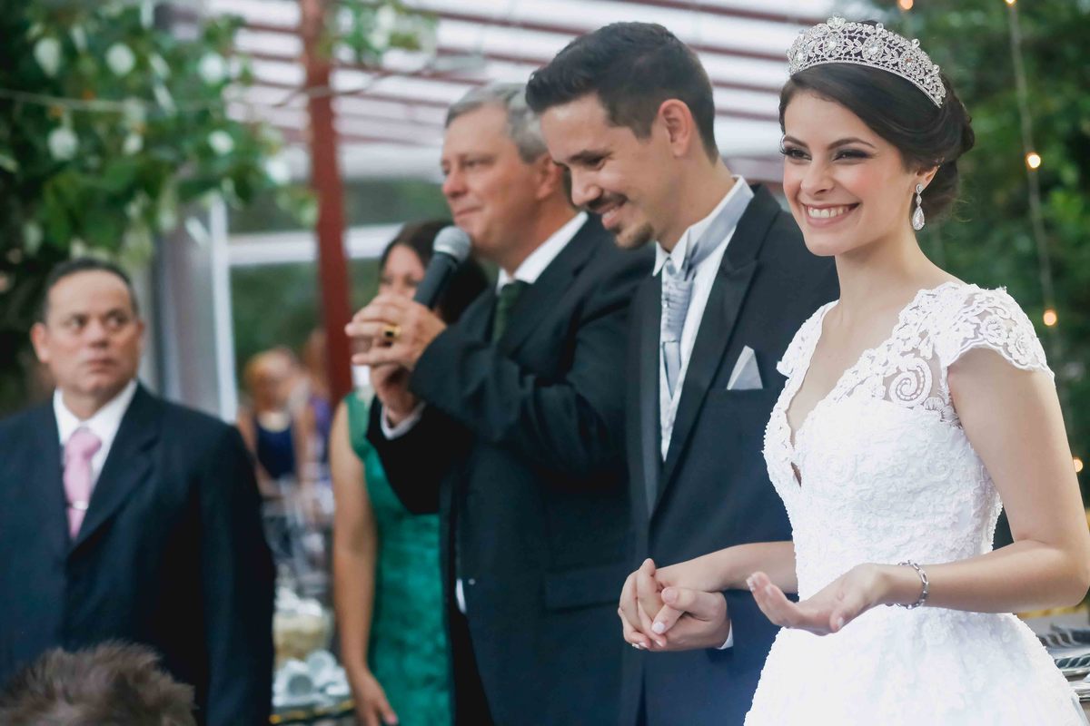 noiva leticia sorrindo em oração