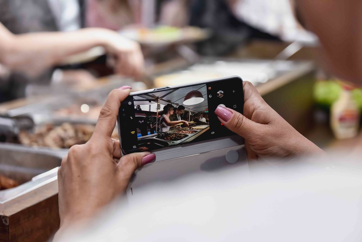 foto de celular de casal abrindo o jantar