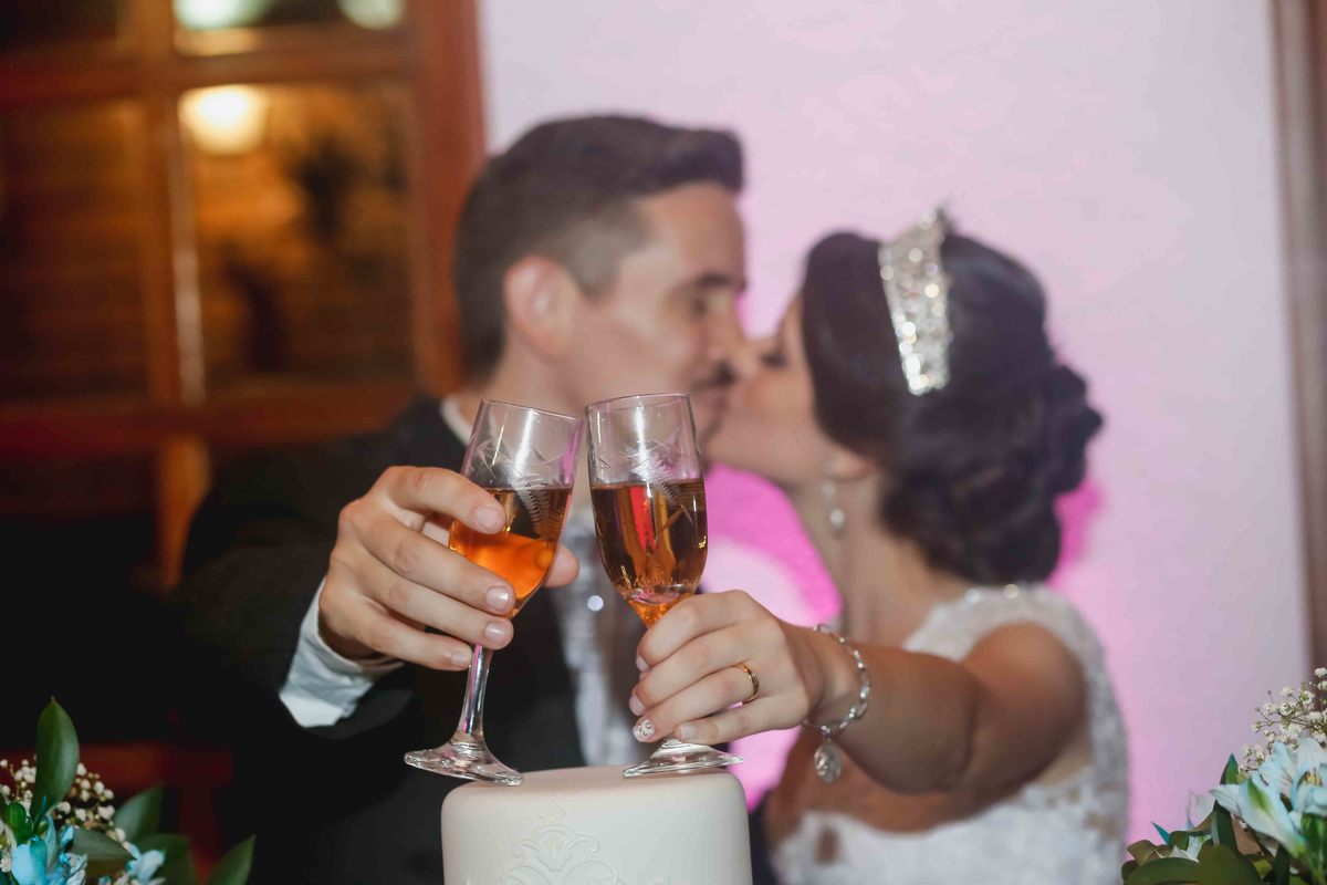 brinde dos noivos na mesa do bolo