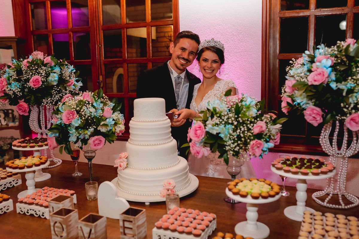 noivos na mesa do bolo