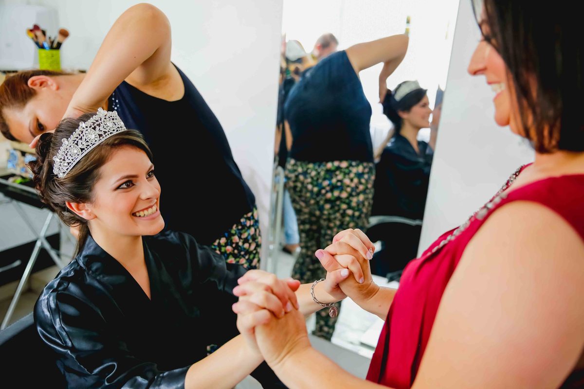 noiva de maos dadas com a mae