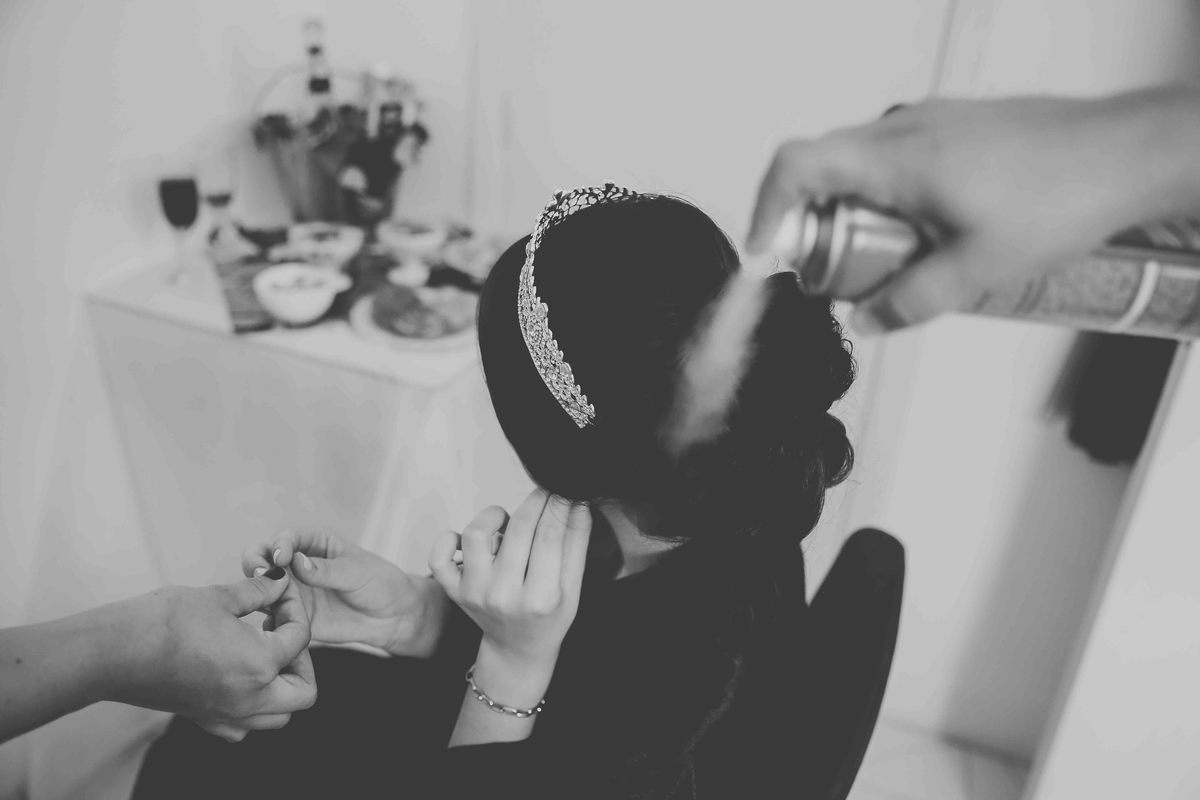 spray no cabelo da noiva em foto preto e branco