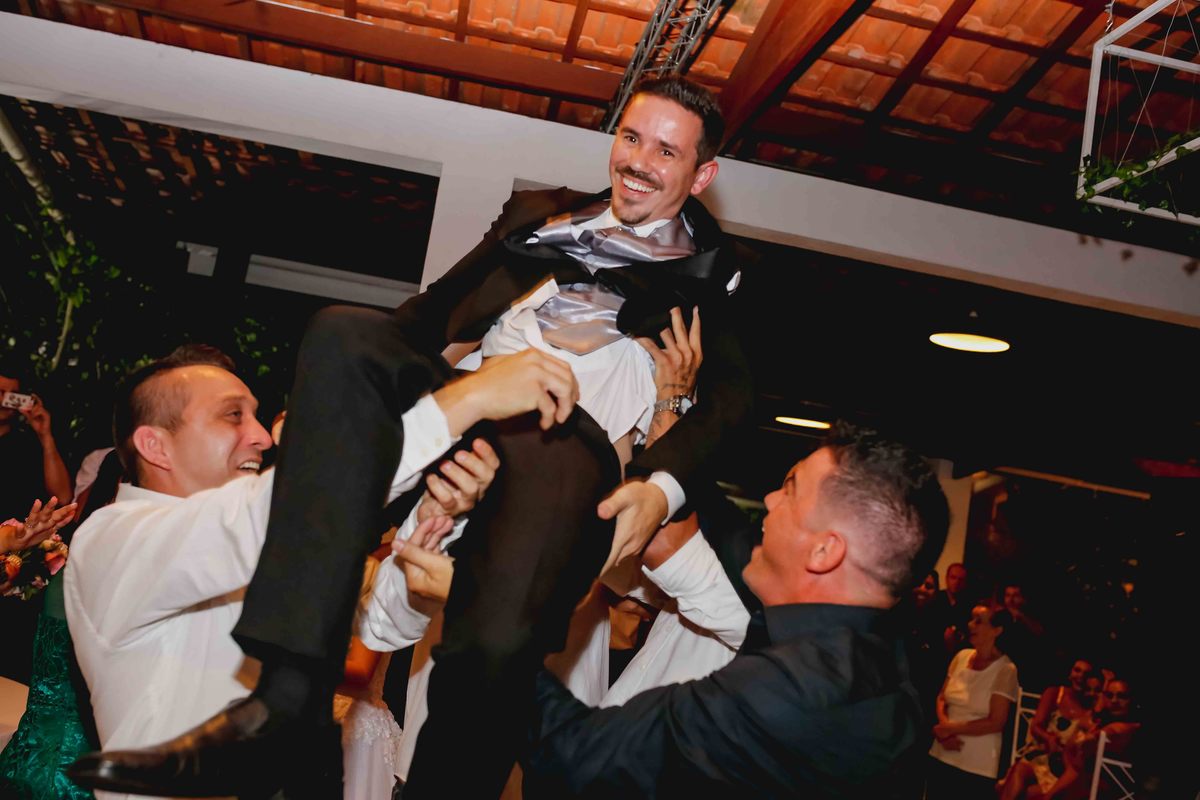 padrinhos carregam o noivo marcus