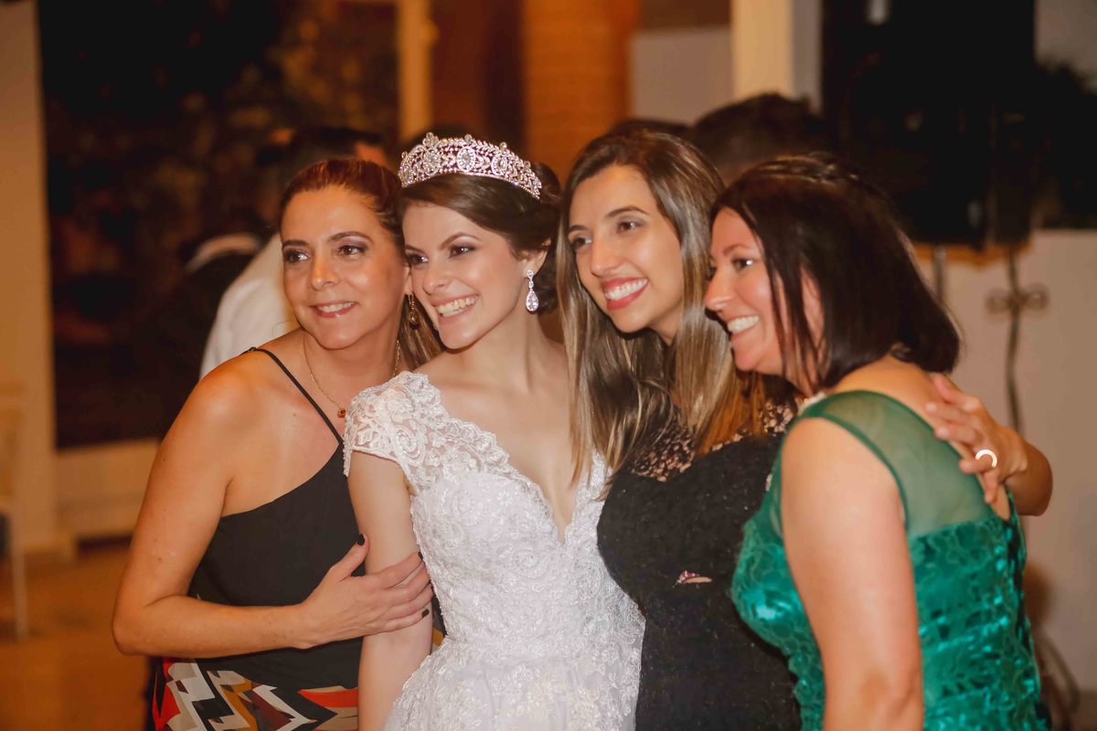 amigas em foto com o noiva leticia