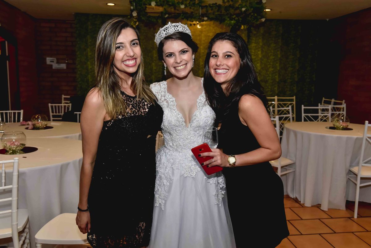 amigas com a noiva em festa