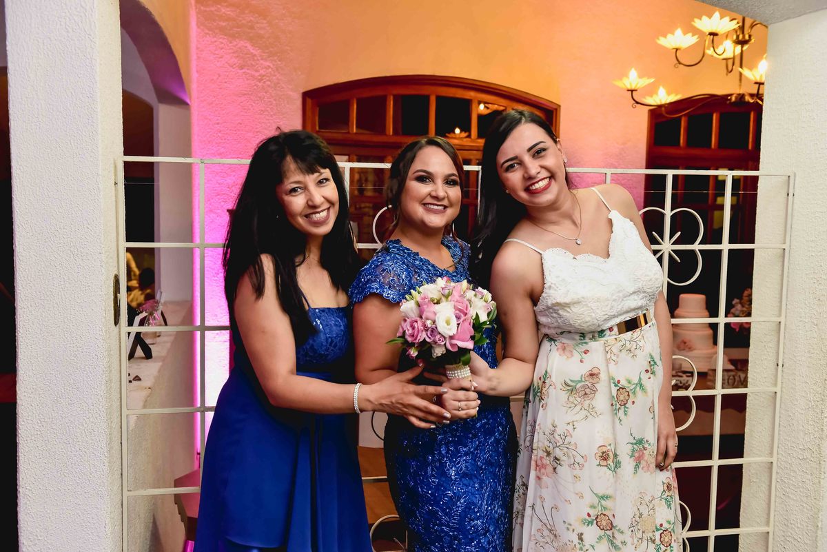 madrinhas com o buque da noiva