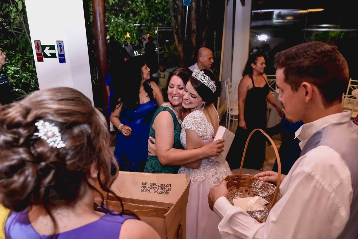 noiva recebe carinho da mae