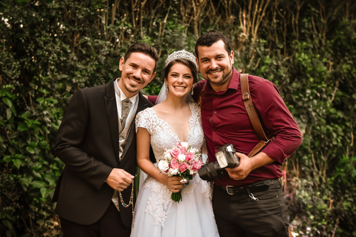 casal de noivos leticia e marcus com o fotografo de casamento denis silveira em cotia sp