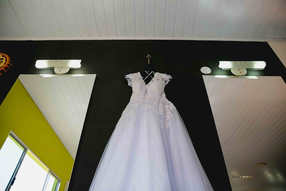 vestido da noiva em parede