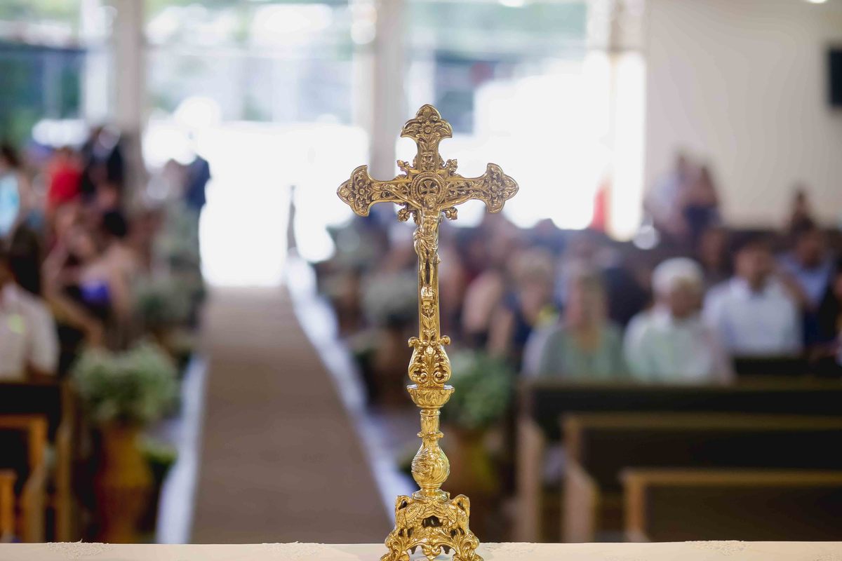 cruz em altar