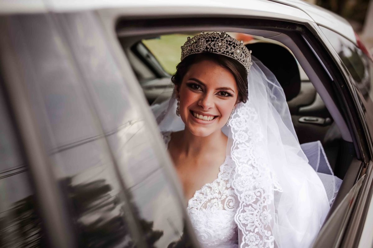 noiva leticia no carro sorrindo
