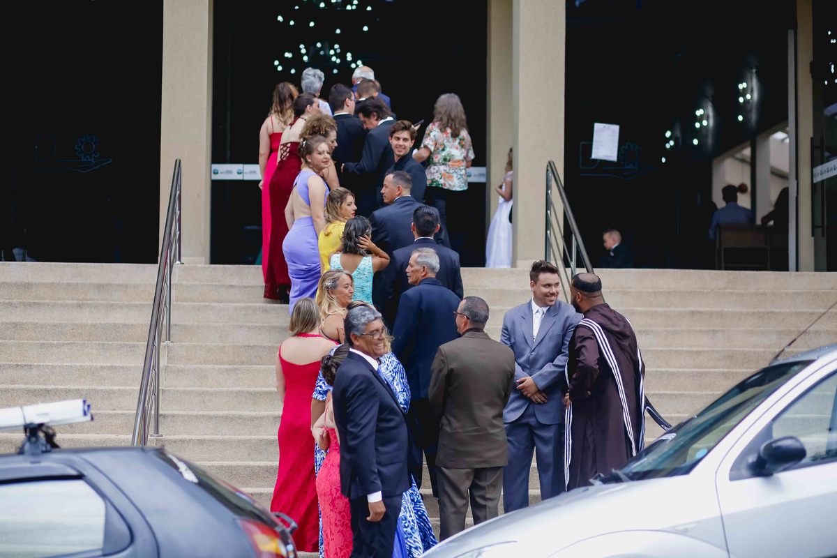 padrinhos em escadaria de igreja