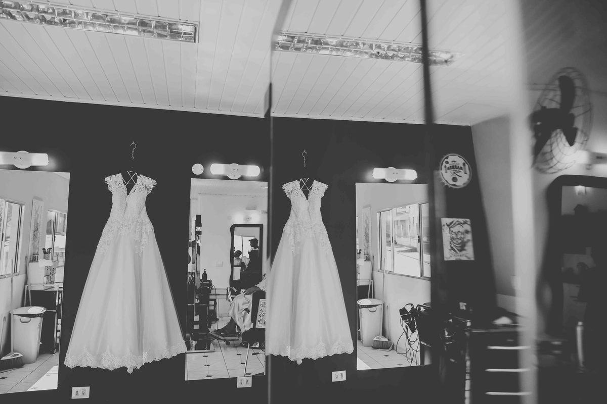 vestido da noiva leticia em reflexo no espelho fotografia preto e branco