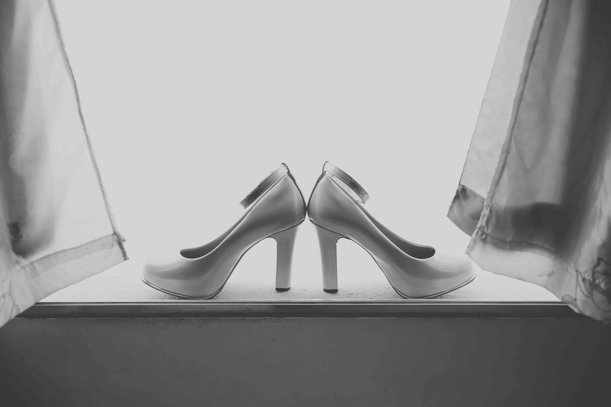 sapatos da noiva em janela foto preto e branco
