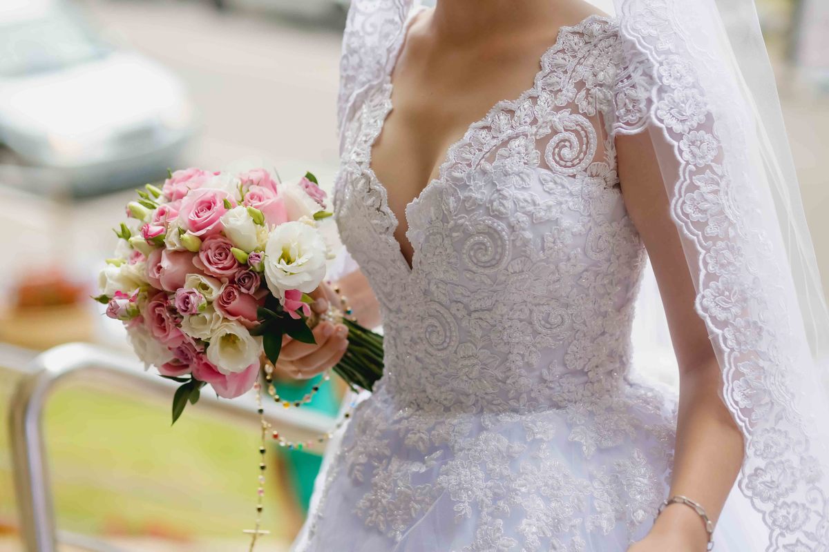 o buque na mao da  noiva leticia