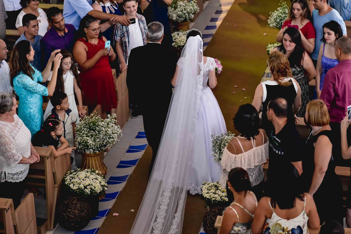 entrada da noiva ao lado do pai em igreja em sp