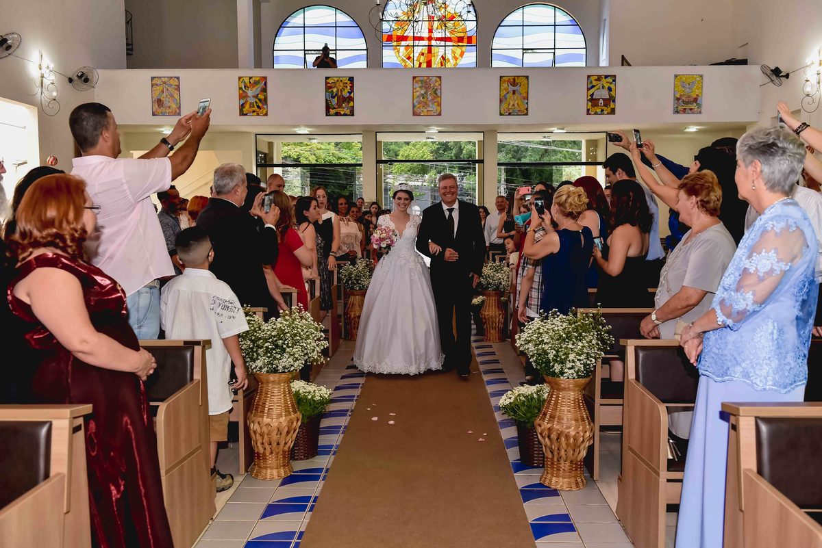 pai ao lado da noiva