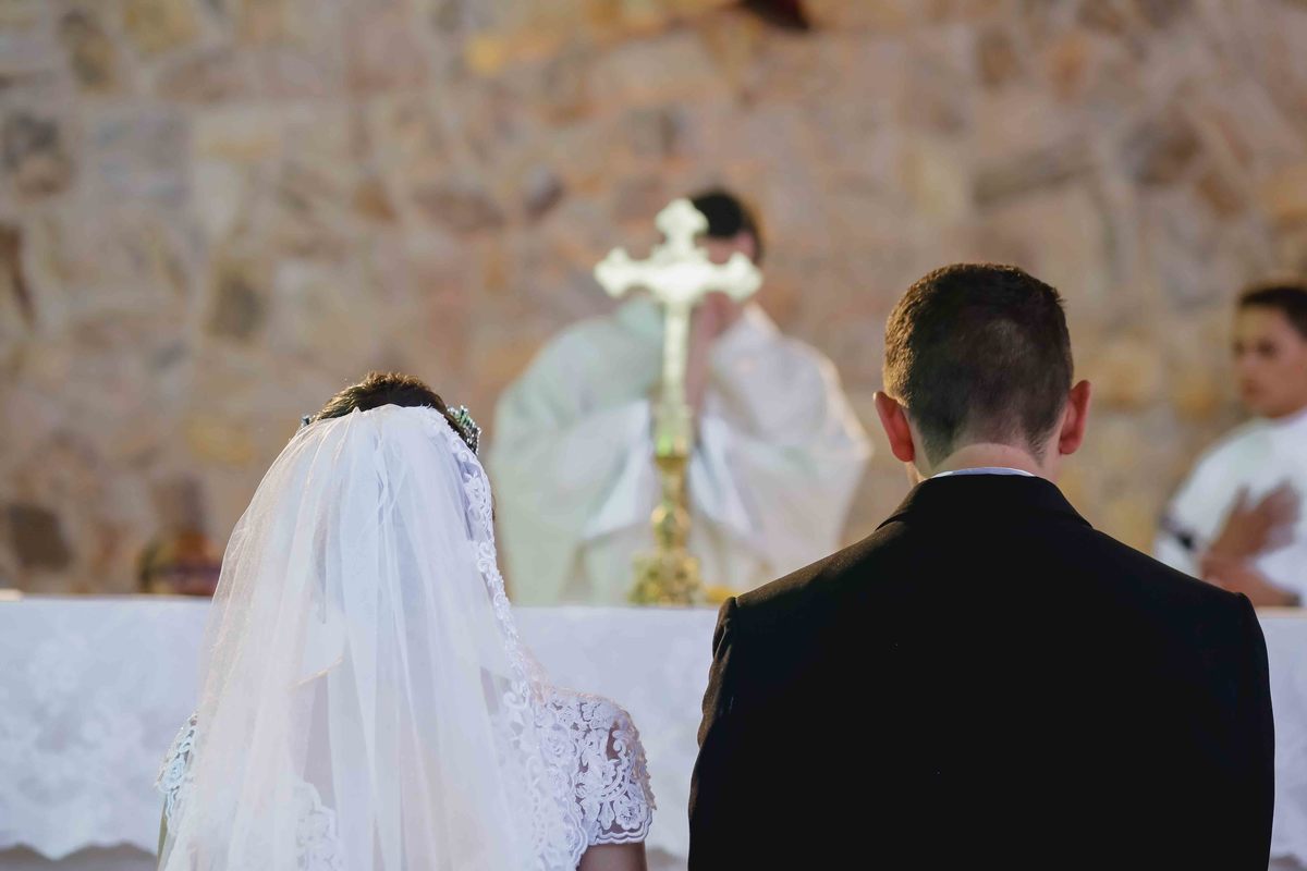 noivos de costas em cerimonia