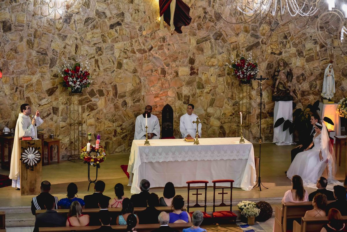 padre celebra cerimonia em igreja em sp