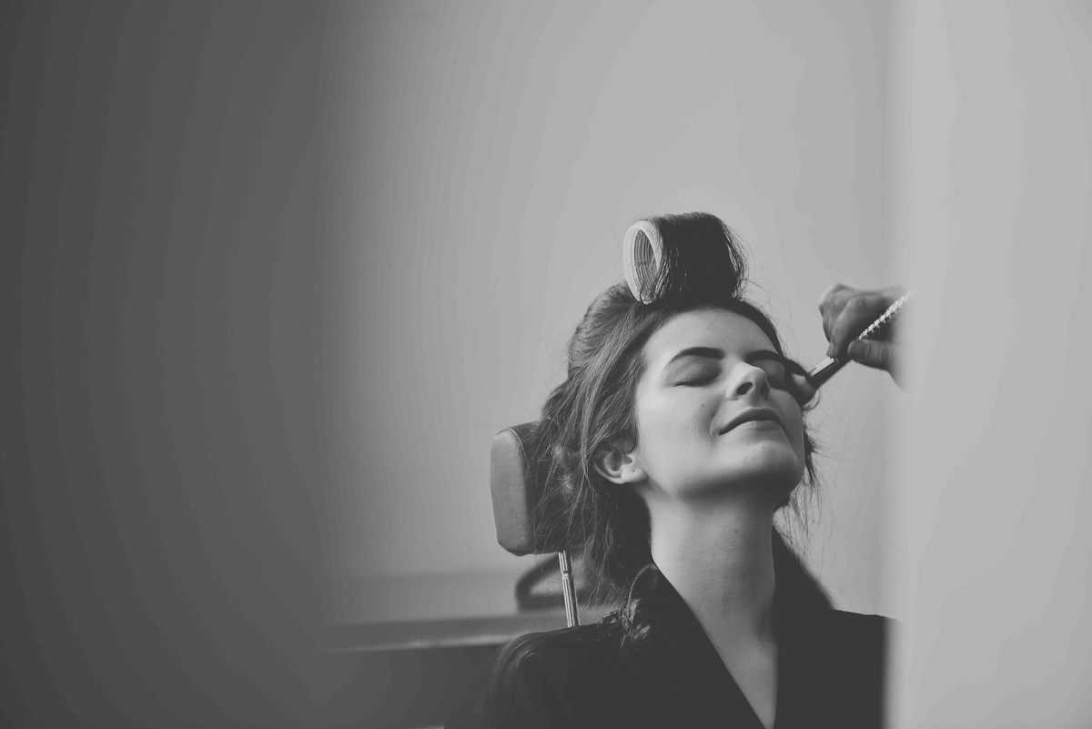 noiva em making of foto preto e branco
